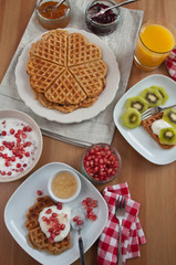 Vollkorn Waffeln mit Obst zum Frühstück