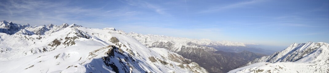 Fototapeta na wymiar XXL view of the alpine arc in winter