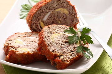 Polpettone di carne tritata con sugo di pomodoro