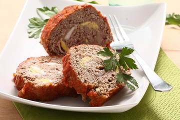 Polpettone di carne tritata con sugo di pomodoro