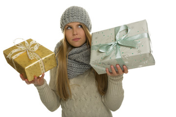 Frau mit Schal muss sich zwischen 2 Geschenken entscheiden