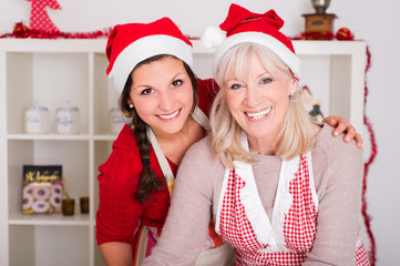 Attraktiven Seniorin und Tochter mit Weihnachtsmützen