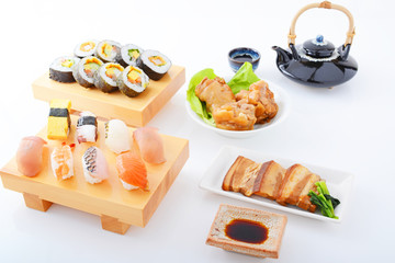 お寿司と太巻き　沖縄の肉料理セット