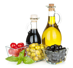 Olives, tomatoes, herbs and condiments