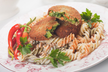 Vegetable burger with pasta