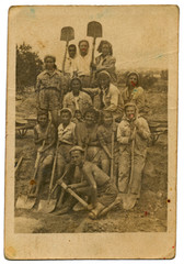 Fototapeta na wymiar CIRCA 1940: Women and men as a work crew