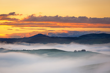 Obraz premium Farmhouse near in Val d'Orcia at foggy dawn, Tuscany, Italy