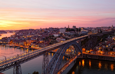 Fototapeta na wymiar Luis I most w nocy nad rzeki Douro i Porto, Portugalia