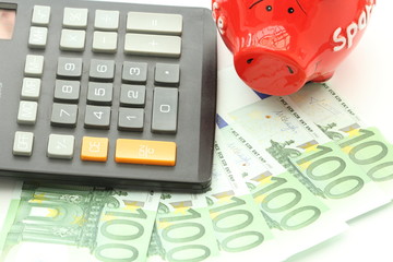 ein Sparschwein mit Taschenrechner