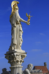 Statue der Pallas Athene vor dem Parlament in Wien