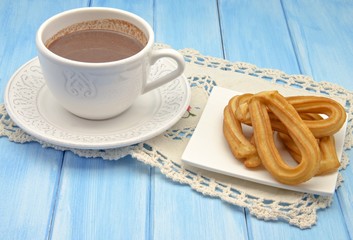 Taza con chocolate caliente y churros