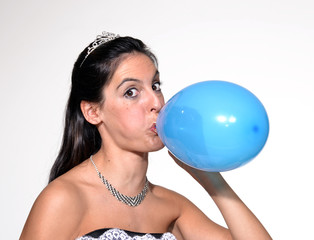 feliz novia celebrando,inflando un globo,boda