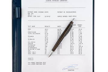 Obraz premium Blood test results in a clipboard