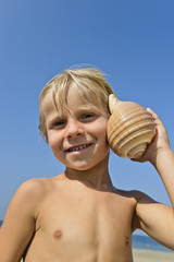 Junge mit Muschel