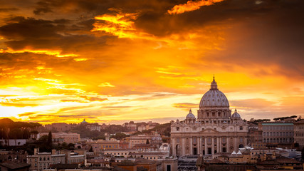 Fototapeta na wymiar Basilica of St. Peter at sunset with the Vatican in the backgrou