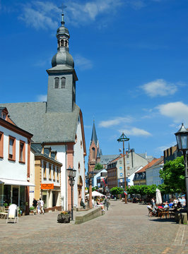 St. Ingbert Saarland - Fu&szlig;g&auml;ngerzone mit Engelbertskirche