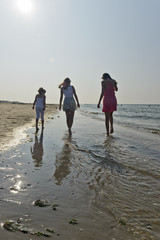 Mädchen gehen am Strand spazieren