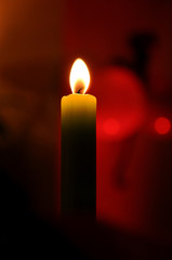 Bougie sur fond rouge