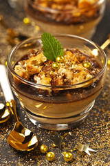 Kaffee Panna Cotta mit Kaffeesirup und Cantuccini an Weihnachten