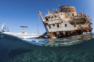 Épave et hors bord en mer Rouge