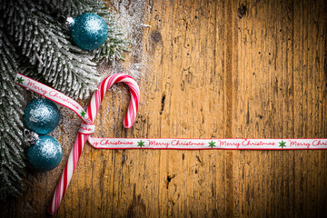 Zuckerstange und weihnachtliche Dekoration