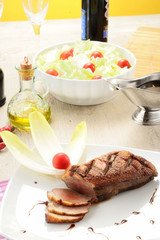 Anatra petto cucinato e servito in tavola