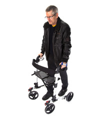 Mann mit Rollator