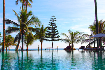 Fototapeta na wymiar Pool on a tropical beach