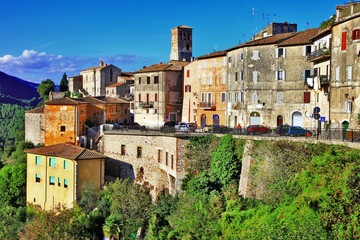 Fototapeta na wymiar urocze wioski wzgórzu Włochy, Umbria. Narni