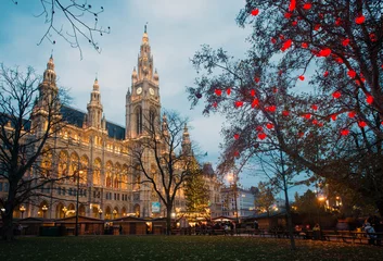Rolgordijnen City Hall (Rathaus) in Vienna with Christmas market, Austria © ventura
