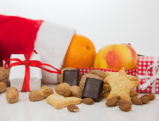 Nikolausmütze mit Süßigkeiten, Geschenken und Nüssen