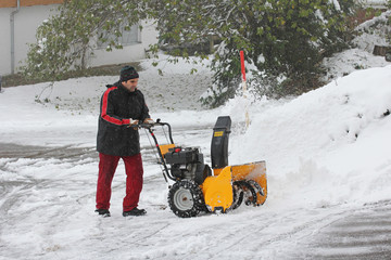 Schneeräumen bei starkem Schneefall im Winter