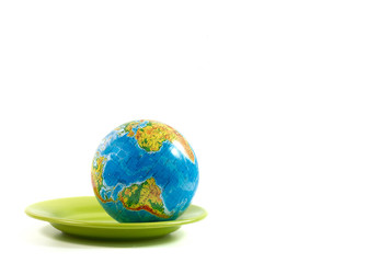 Globus na zielonym talerzu