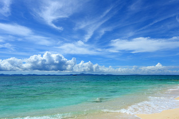 南国沖縄の綺麗な珊瑚の海と夏空