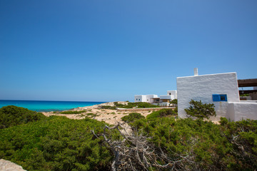Fototapeta na wymiar Es Calo de San Agustin Plaża białe domy w Formentera