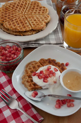 Vollkorn Waffeln mit Obst zum Frühstück