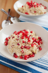 Quinoa Milchbrei mit Grantapfelkernen