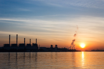 Fototapeta premium Elektrownia o wschodzie słońca