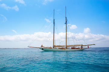 Fototapeta na wymiar Illetes Illetas Formentera jacht zakotwiczony jacht