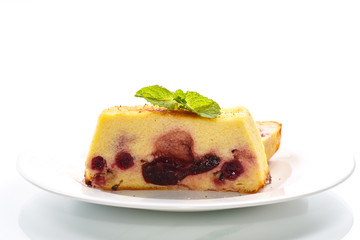 Cottage cheese pie with berries