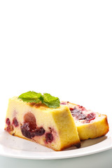 Cottage cheese pie with berries