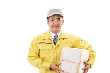 荷物を運ぶ笑顔の男性