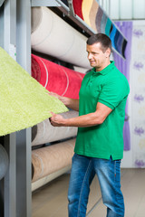 kunde sucht auslegeware aus
