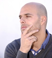 Retrato de hombre pensando