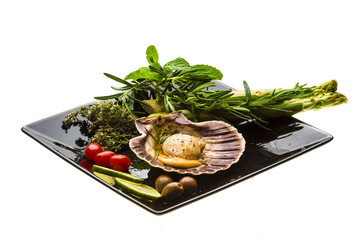 Scallop with asparagus, lime, mint and rosemary