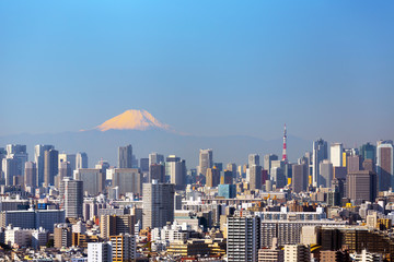 Naklejka premium 東京都市風景 朝日で赤く染まる富士山と東京都心の街並