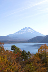 富士山と紅葉の本栖湖