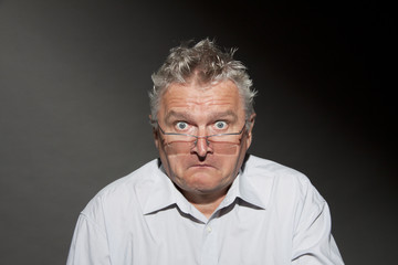 Mann mit einem Problem. Mimik.