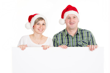 Lächelndes Paar mit Nikolausmützen