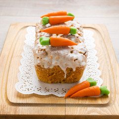Rüblikuchen mit Zuckerguss und Marzipanmöhren